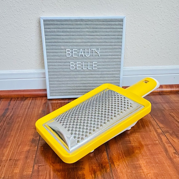 Cheese grater with non slip container - Picture 2 of 4